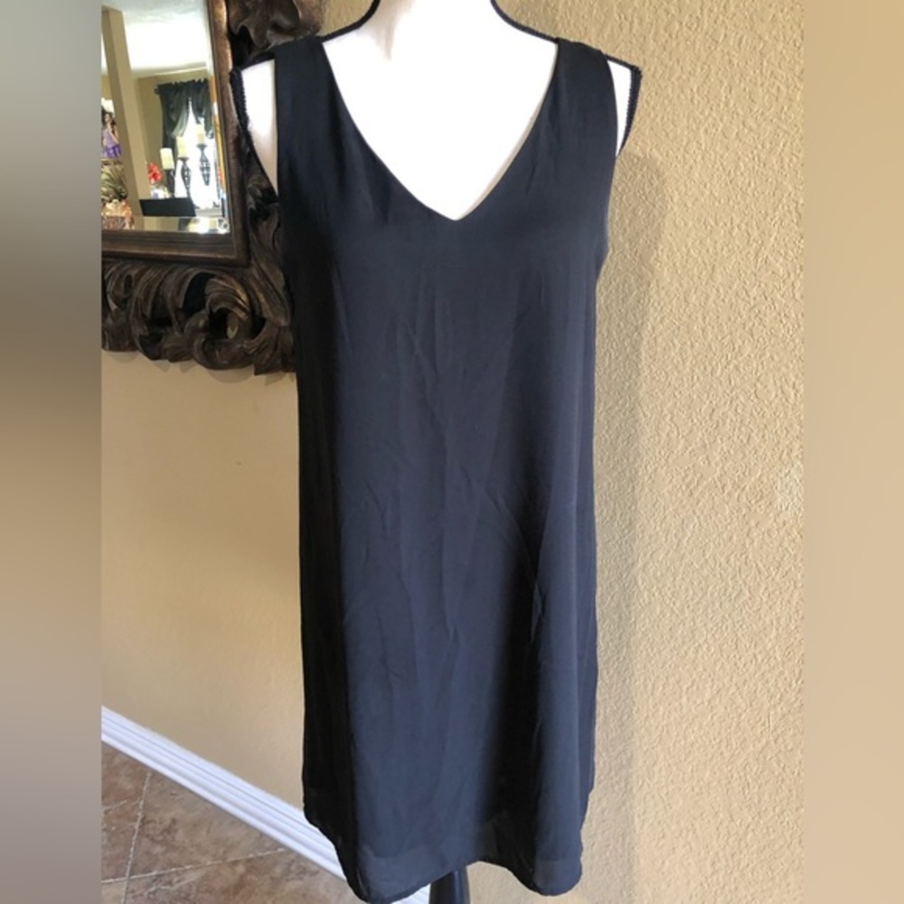 Sage Black V-Neck Sleeveless Shift Dress with Crochet Lace Geometric Back Small
